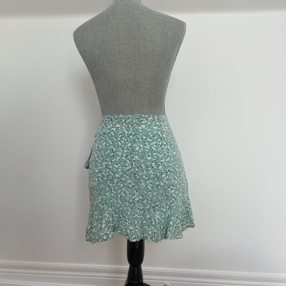 Mint floral wrap mini skirt - Picture 2 of 3